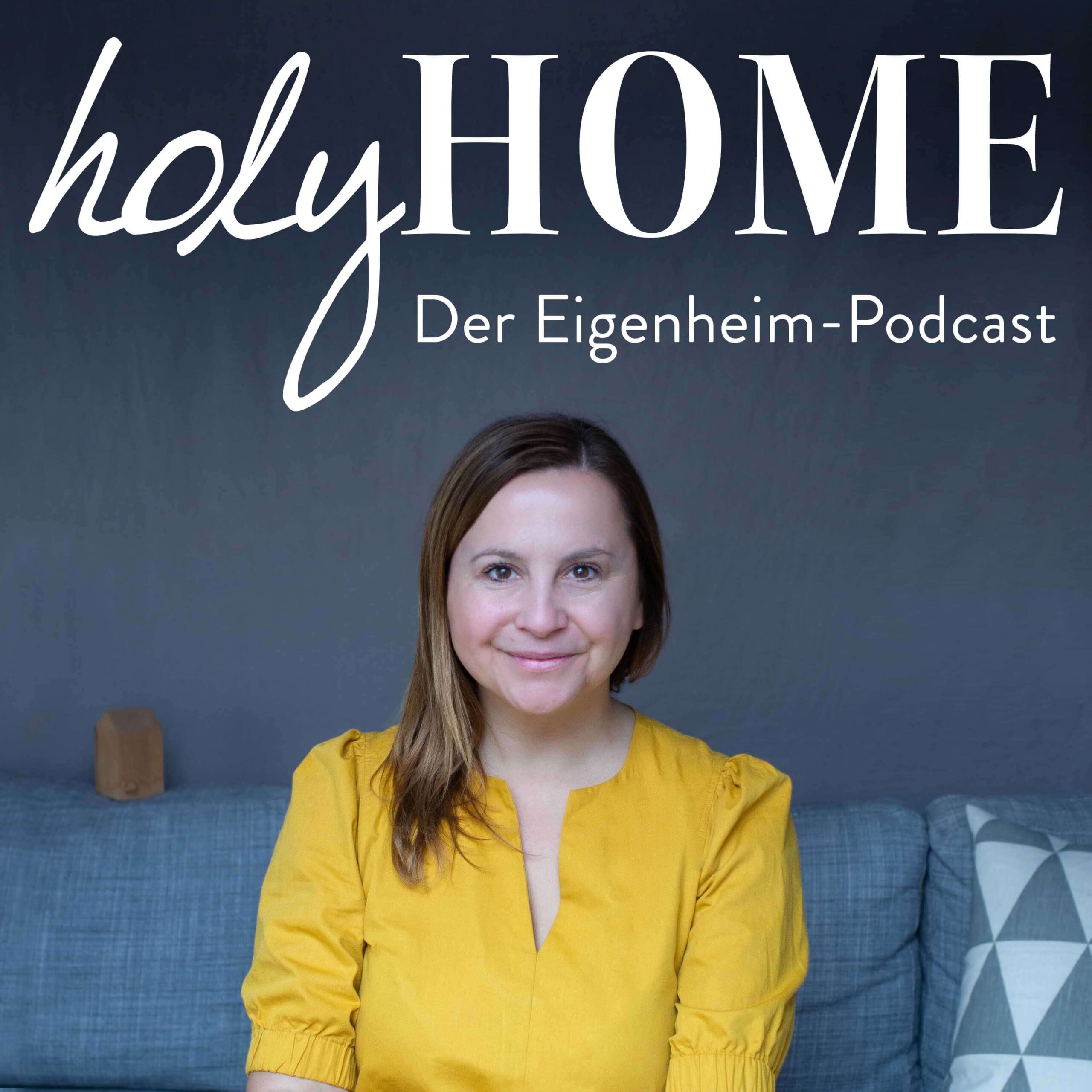 Podcast Cover: Anna vom Podcast Holy Home sitzt auf einer Couch. Sie trägt ein gelbes Oberteil und lächelt in die Kamera.